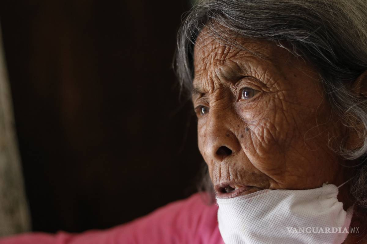 Viejecita de 84 años en Saltillo mantiene de limosnas a sus 2 hijos discapacitados