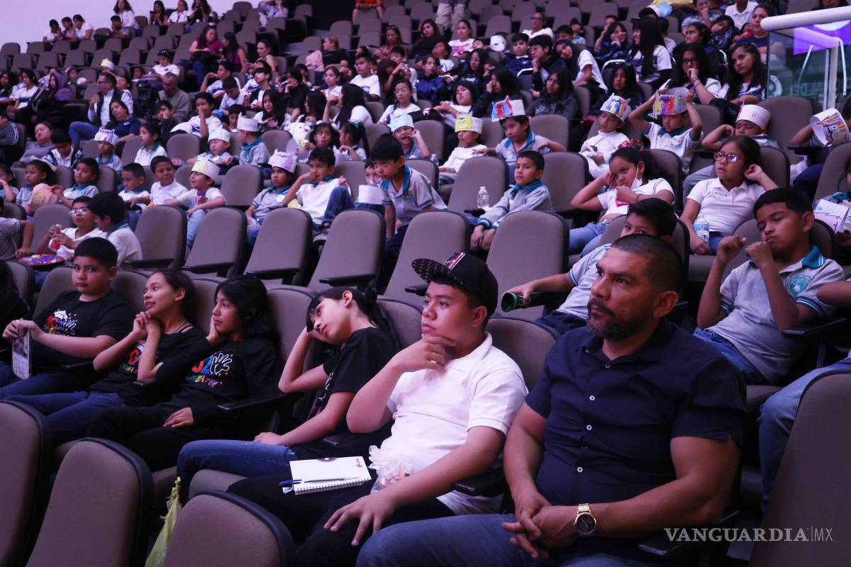 $!La historia de “Rikki la garrapata” fue proyectada en formato audiovisual con subtítulos y lengua de señas mexicana, facilitando la inclusión y el aprendizaje accesible para todas y todos los asistentes.