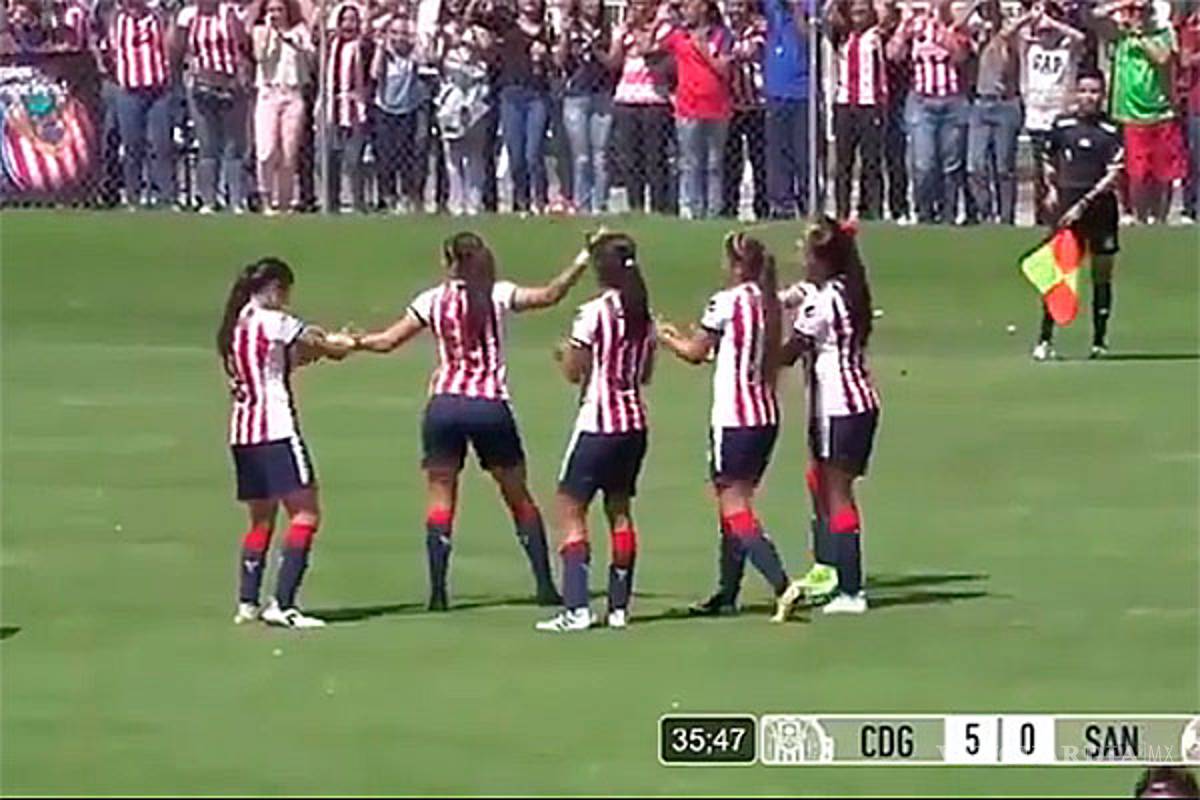 El sexy baile de una jugadora de Chivas para festejar un gol (video)