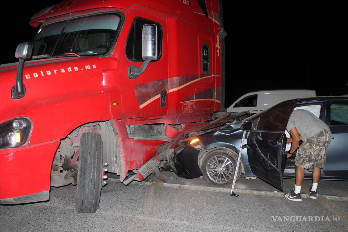 Aparatoso accidente en carretera Saltillo a Zacatecas deja pérdidas materiales