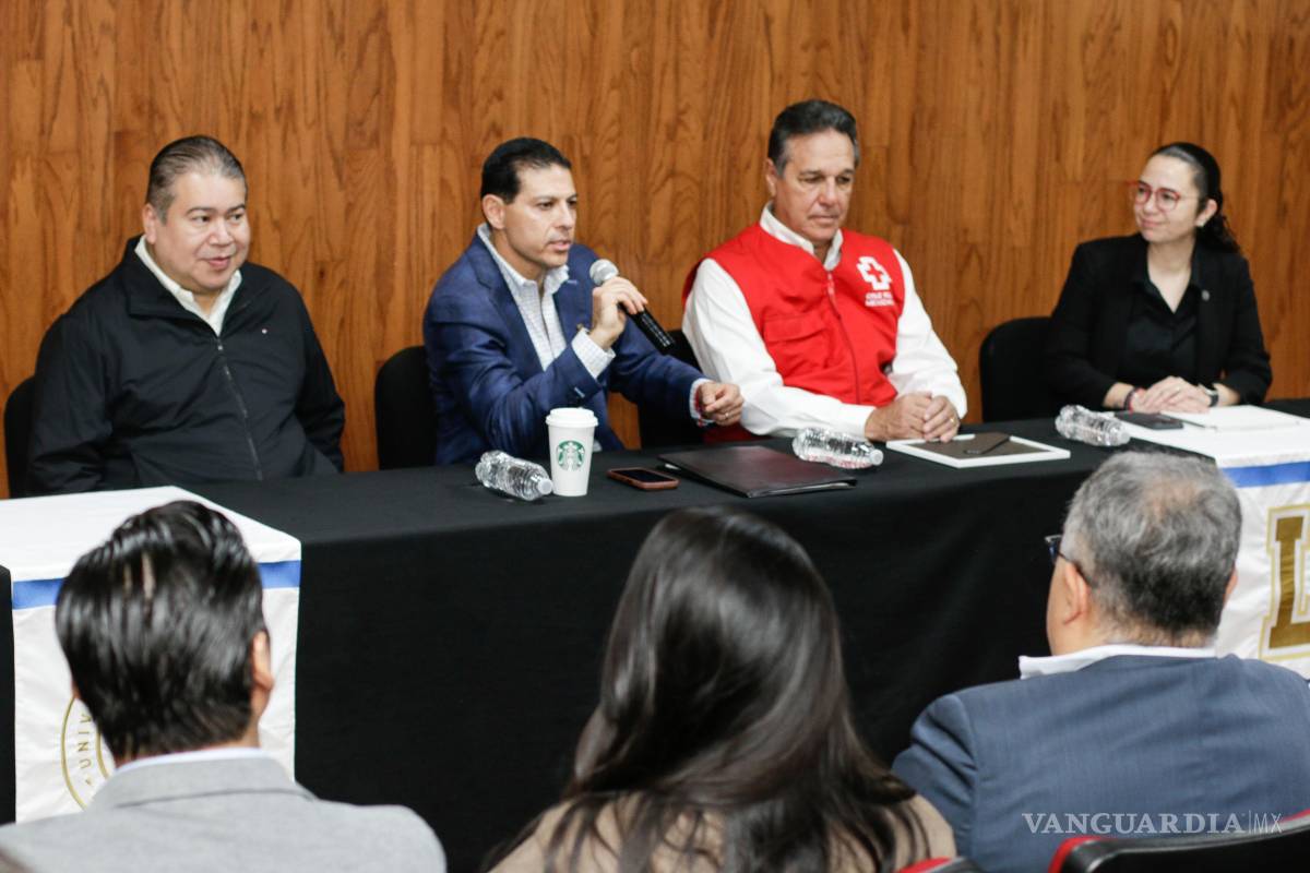 $!El rector Octavio Pimentel Martínez encabezó la entrega del donativo destinado a respaldar la labor humanitaria de la Cruz Roja Saltillo.