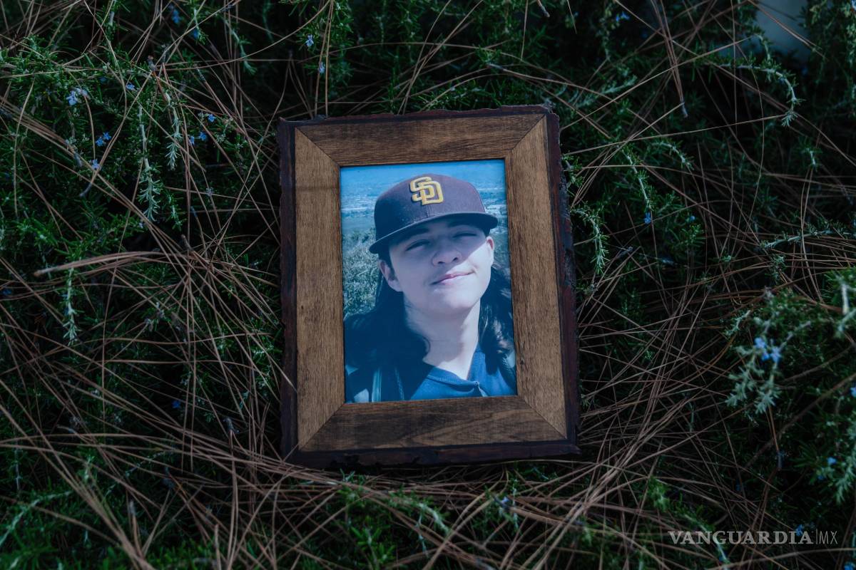 $!Una foto enmarcada de Ethan Dallas, de 15 años, quien era autista y un ávido jugador de Roblox desde los 7 años, tomada poco antes de su suicidio.