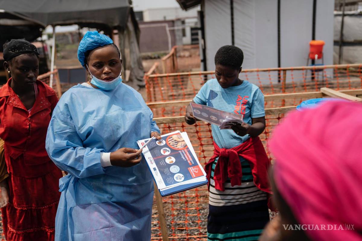$!Una trabajadora de la salud habla con mujeres sobre la prevención del mpox en una clínica de Munigi, en el este del Congo.
