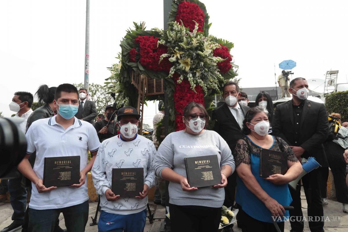 $!Con flores y en el sitio de la tragedia, familias recuerdan a las víctimas.