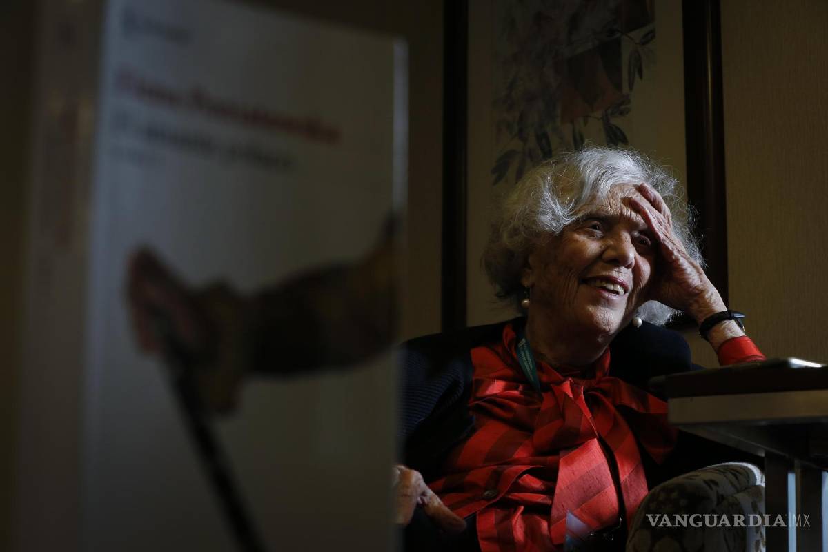 $!La escritora mexicana Elena Poniatowska habla durante una entrevista con EFE en el marco de la 36 edición de la Feria Internacional del Libro de Guadalajara.