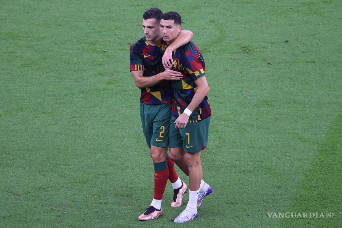 $!Cristiano Ronaldo y Diogo Dalot durante el calentamiento.