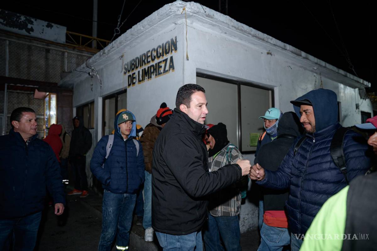 $!Javier Díaz felicitó a los trabajadores por la labor que realizan en favor de la comunidad.