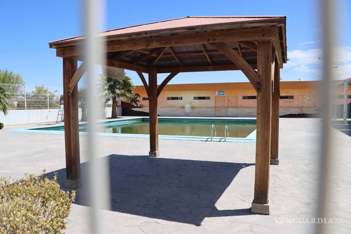 $!El sitio se encuentra en condiciones de abandono y no se han realizado labores de limpieza del agua que quedó en la alberca desde el año pasado, de acuerdo con una de las vecinas.