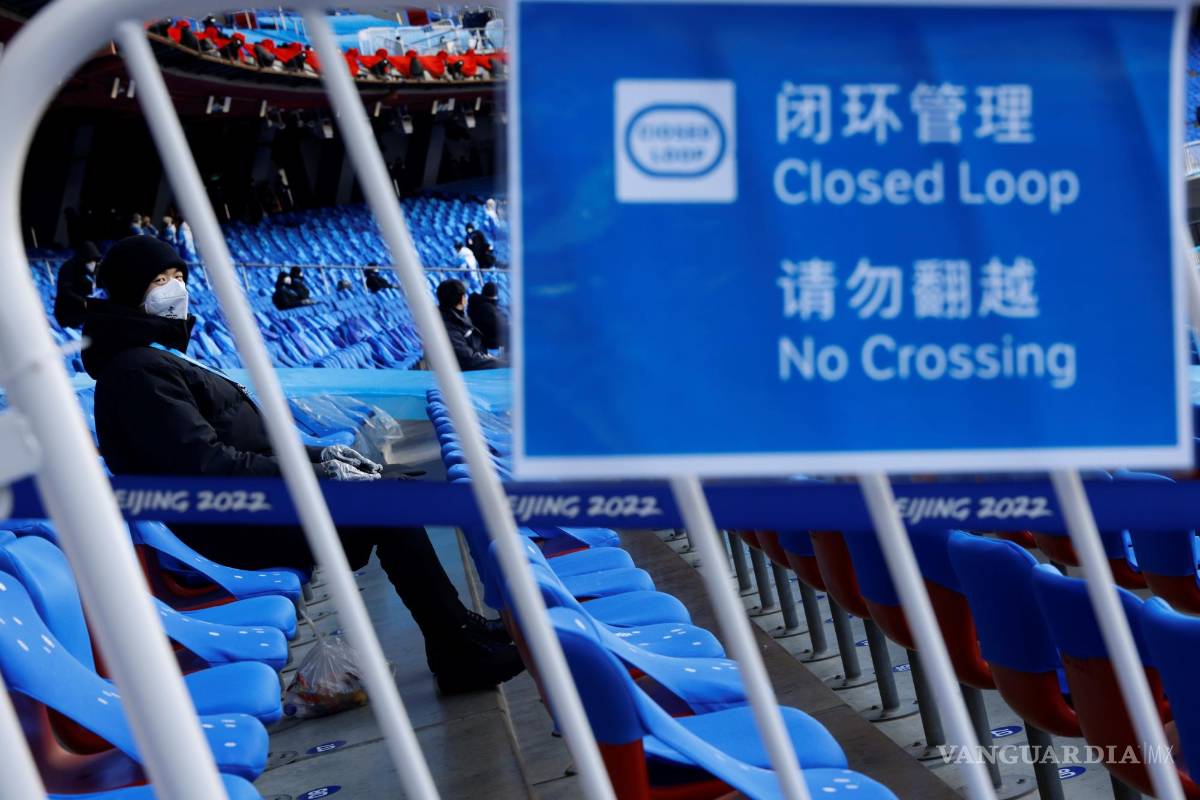 $!Una persona sentada en las gradas detrás de un puesto que dice “Circuito cerrado - Sin cruce” en Beijing China. EFE/EPA/Alex Plavevski