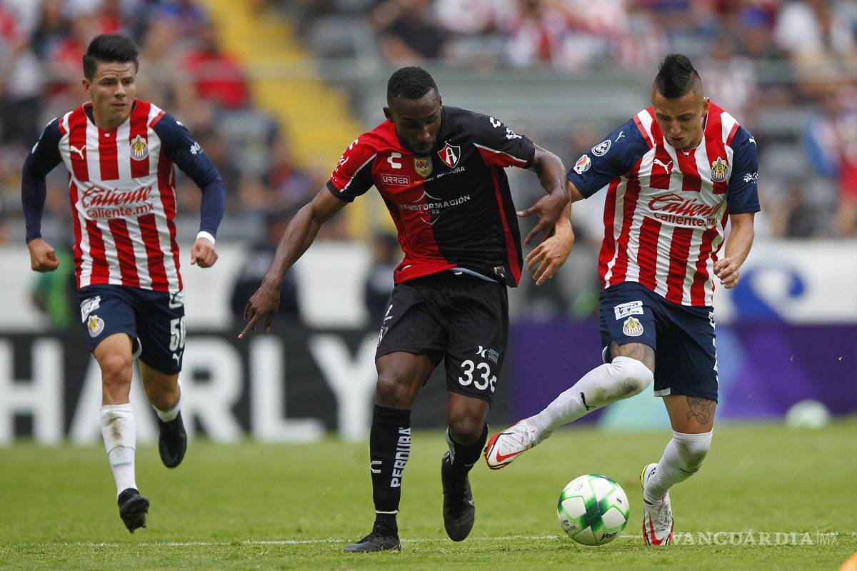 $!Julián Quiñones (c) de Atlas disputa el balón con Roberto Alvarado (d) y Pavel Pérez de Chivas en el Estadio Jalisco, en Guadalajara (México).
