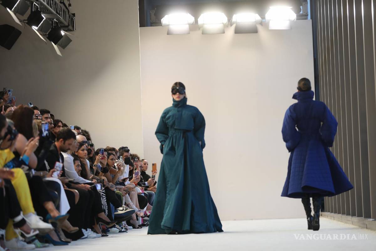 $!Modelos lucen creaciones del diseñador mexicano Abel López en el tercer día de actividades del Mercedes-Benz Fashion Week, en Ciudad de México.