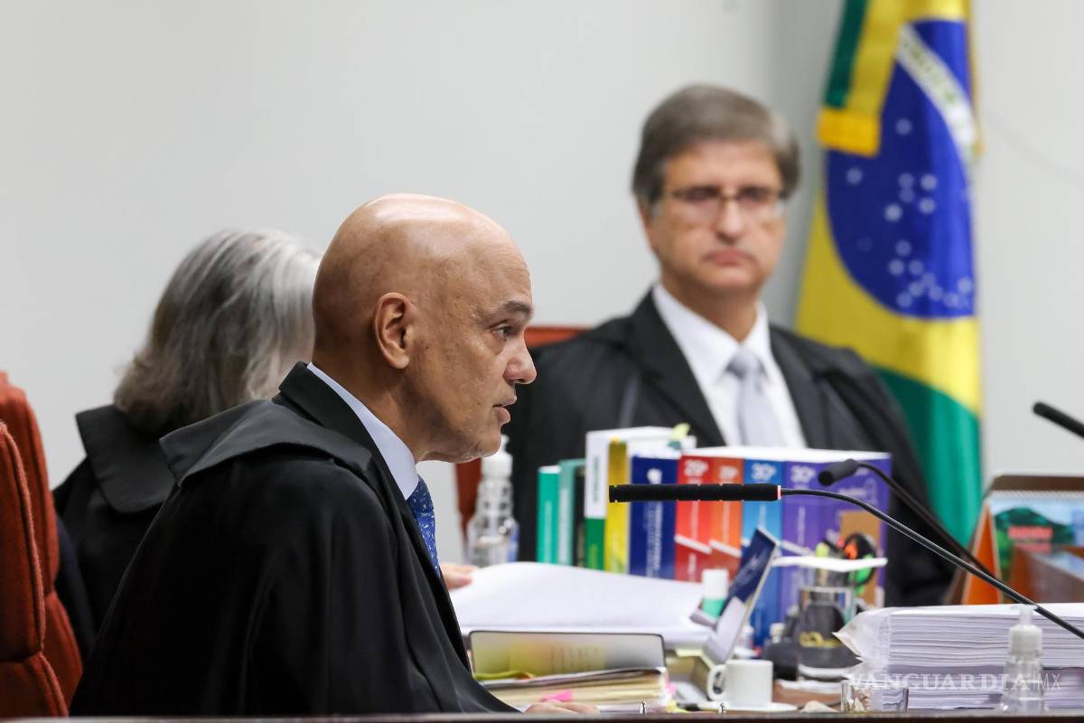 $!El juez, Alexandre de Moraes (i), y el fiscal general de Brasil, Paulo Gone en el Tribunal Supremo de Brasilia, Brasil.
