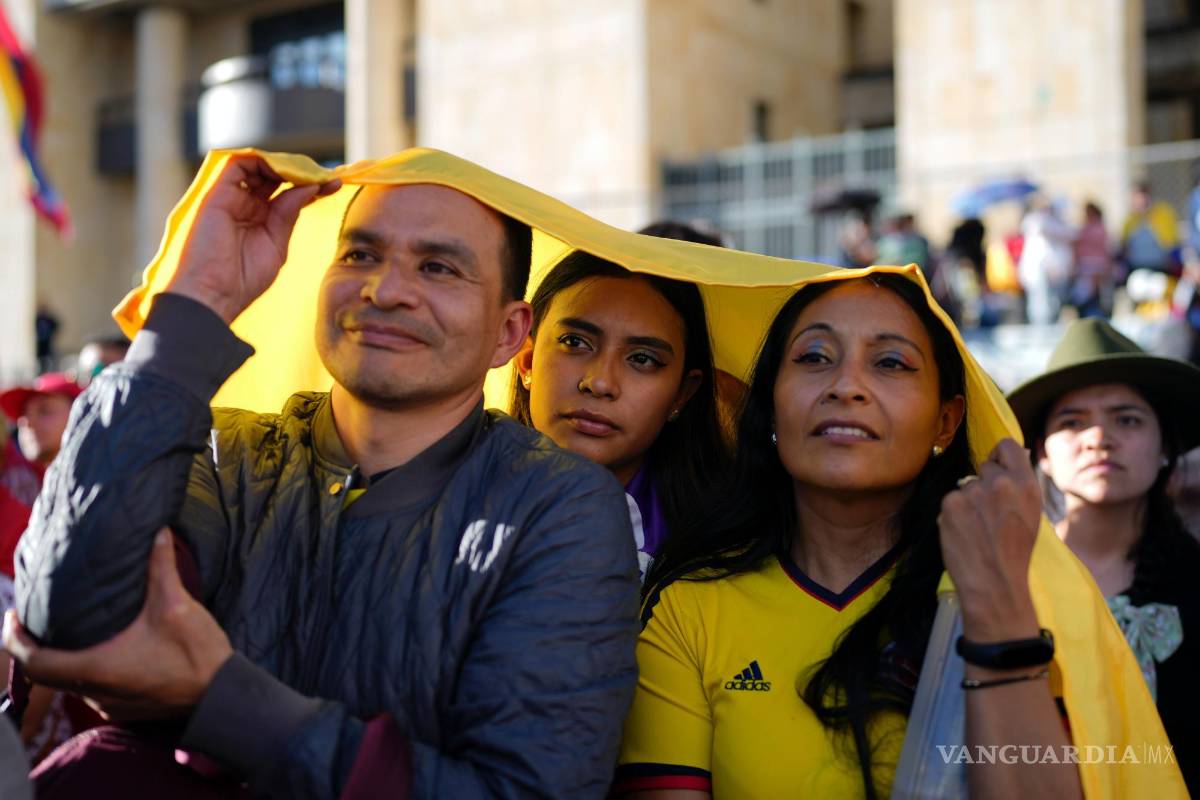 $!Los partidarios del presidente Gustavo Petro celebran después de su ceremonia de toma de posesión en la plaza de Bolívar en Bogotá, Colombia.