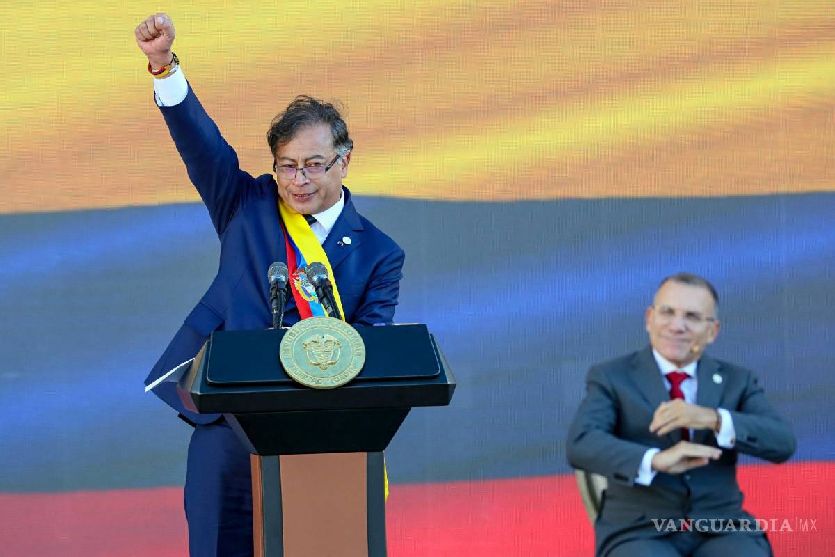 $!El presidente Gustavo Petro levanta el puño al final de su discurso de toma de posesión en Bogotá, Colombia.