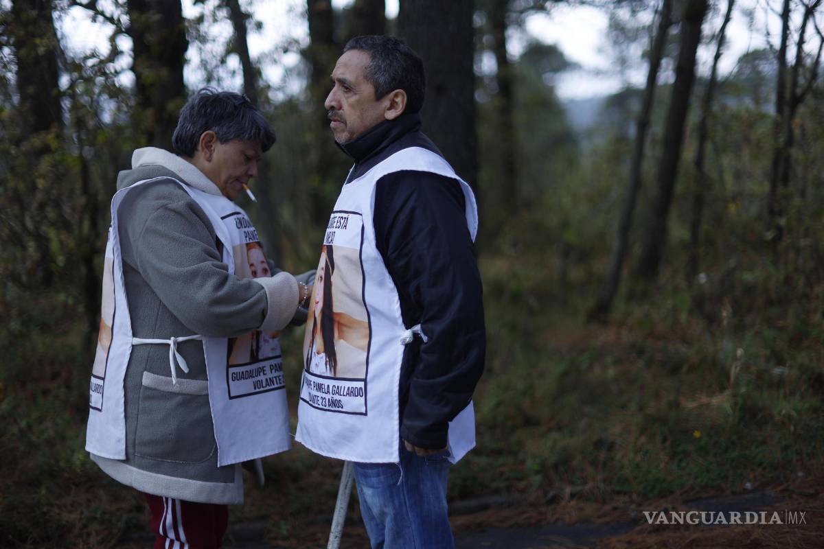 $!María del Carmen Volante y Esteban Gallardo padres de la joven desaparecida Guadalupe Pamela Gallardo, en una jornada de búsqueda en la zona del Ajusco.