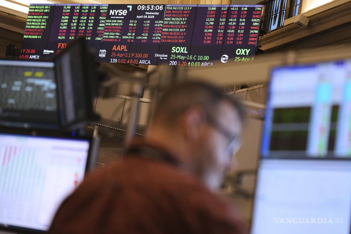 $!Una pantalla electrónica muestra información financiera en el piso de la Bolsa de Valores de Nueva York.