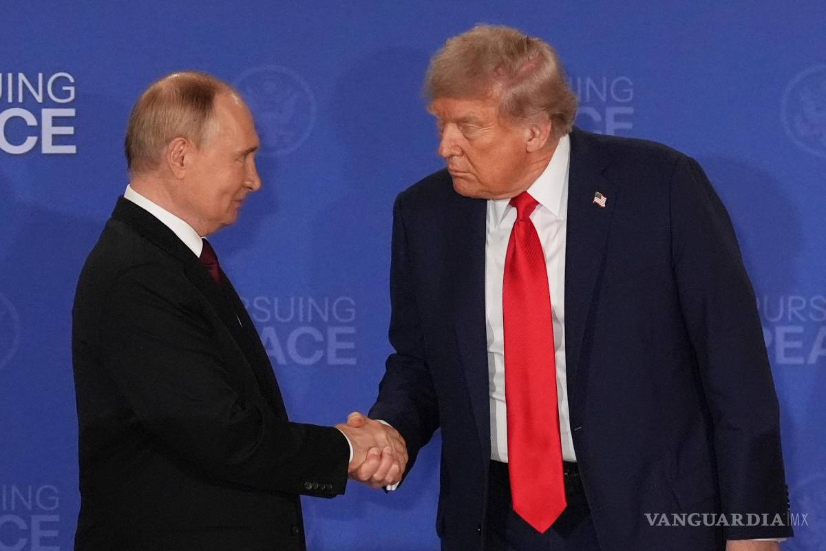 $!El presidente Donald Trump estrecha la mano de su homólogo de Rusia, Vladimir Putin en la Base Conjunta Elmendorf-Richardson, Alaska.