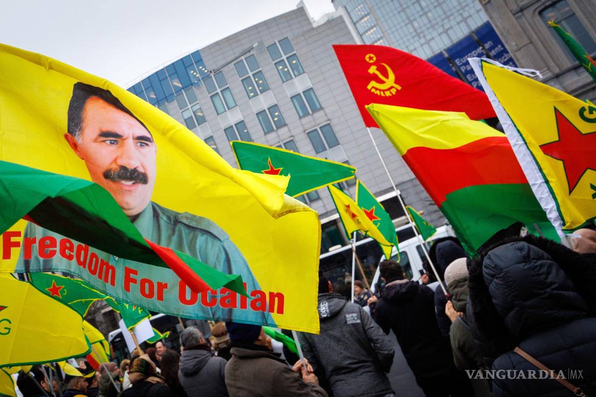 $!Kurdos en una protesta convocada por el Consejo Democrático de Comunidades del Kurdistá en Bélgica (NAV-BEL), cerca del Parlamento Europeo en Bruselas.