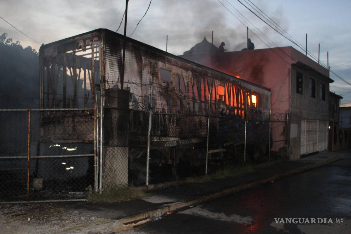 Incendio consume caja de tráiler en la Vista Hermosa, en Saltillo