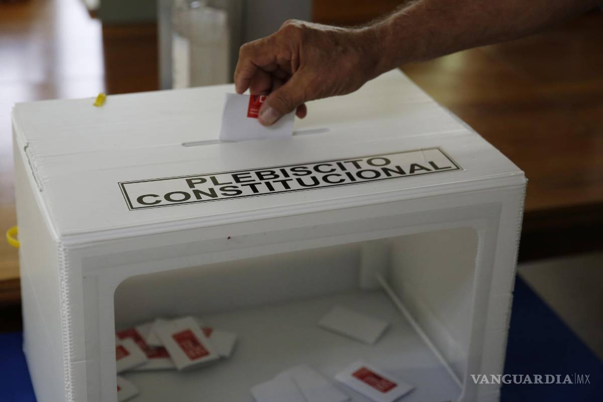 Chile sale a votar para plebiscito sobre nueva Constitución