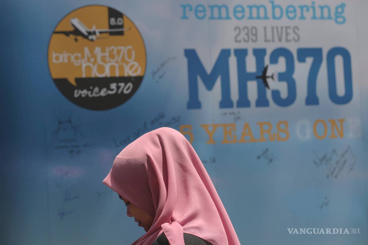 $!Una niña frente a un tablero de mensajes de condolencias durante el evento del Día del Recuerdo del MH370 en Kuala Lumpur, Malasia, el 3 de marzo de 2019.