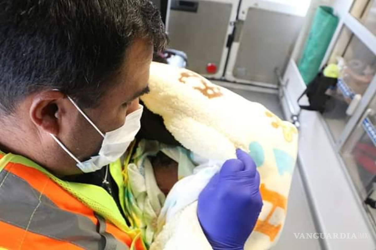 Bomberos 'reciben' a bebé en Saltillo