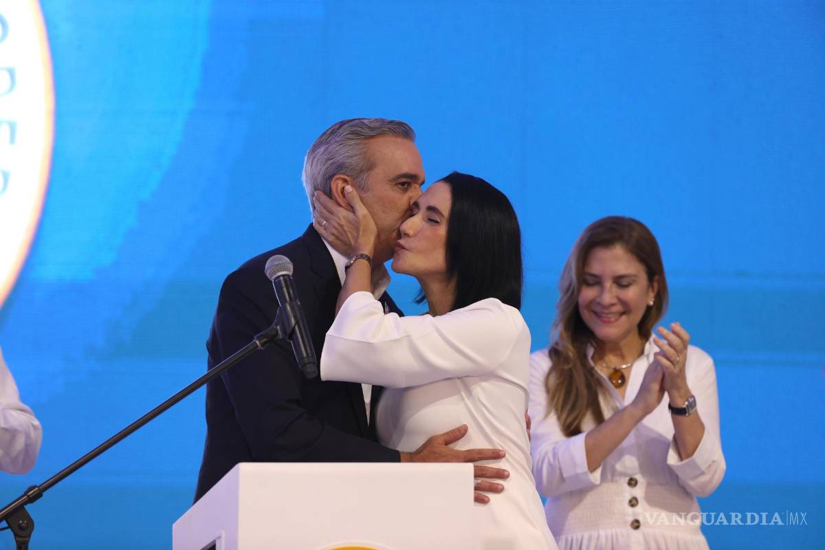 $!Luis Abinader fue felicitado de inmediato por su esposa, la primera dama Raquel Arbaje.