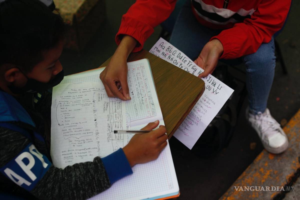 $!Tortillería en CDMX se convierte en salón de clases para que 50 niños tomen sus clases a distancia