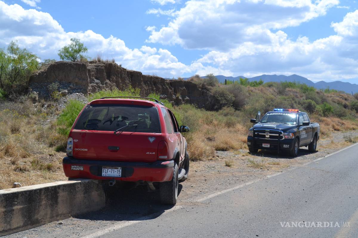 Casi vuelca camioneta; culpa a auto ‘fantasma’