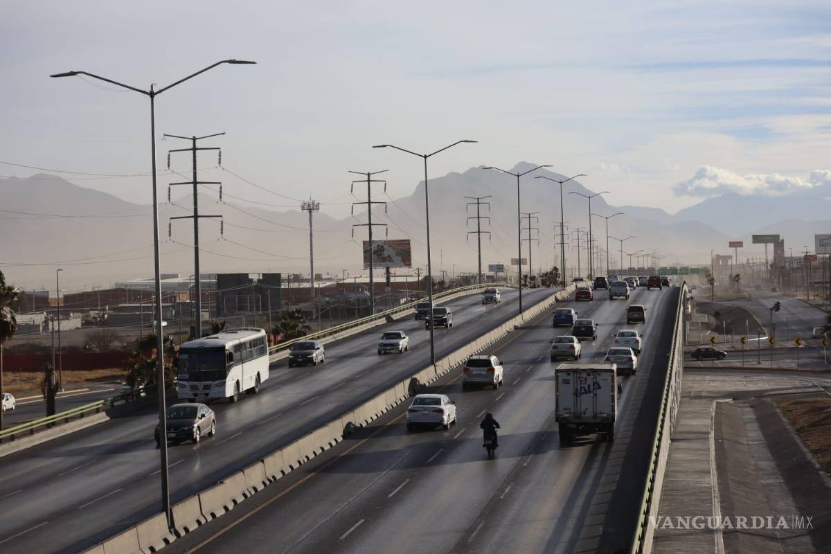 $!El Gobierno Municipal de Saltillo informó que con corte a las 12:00 horas se atendieron 21 reportes, de los cuales 12 son por caídas total o parcial de árboles, 4 por caída de postes, 2 por desprendimiento de láminas y 3 por lonas de espectaculares.