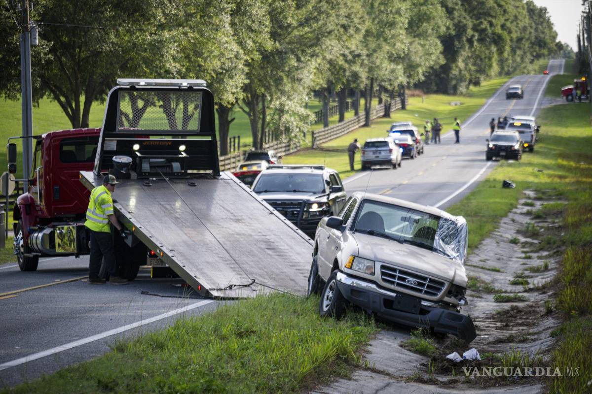 $!Ell autobús chocó de lado con una camioneta que venía por el carril contrario.