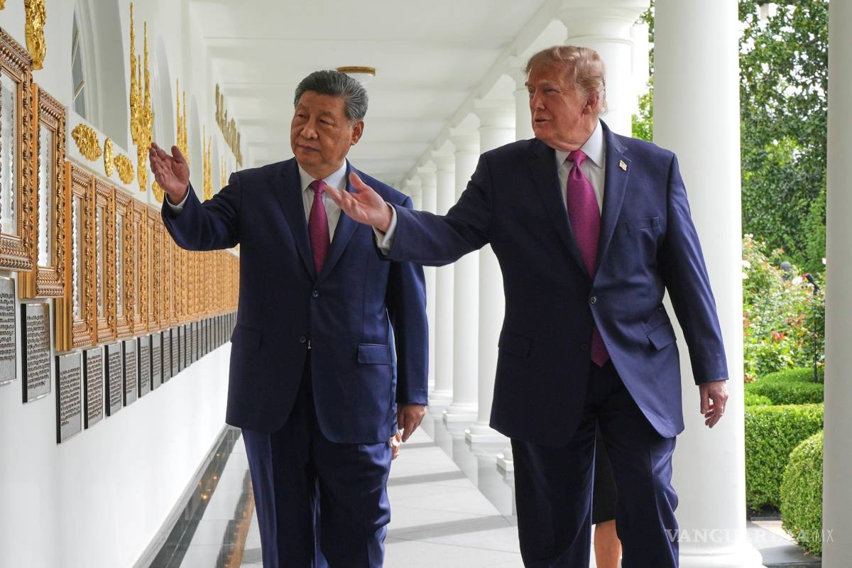 $!El presidente Donald Trump y el presidente de China, Xi Jinping, caminan por la columnata de la Casa Blanca, el jueves 24 de septiembre de 2026, en Washington.
