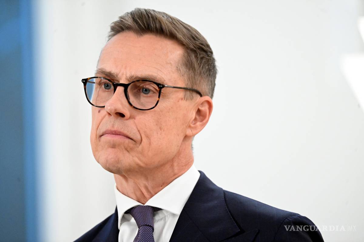 $!El presidente de Finlandia, Alexander Stubb, habla ante los medios de comunicación en Helsinki, Finlandia, el martes 27 de octubre de 2026.