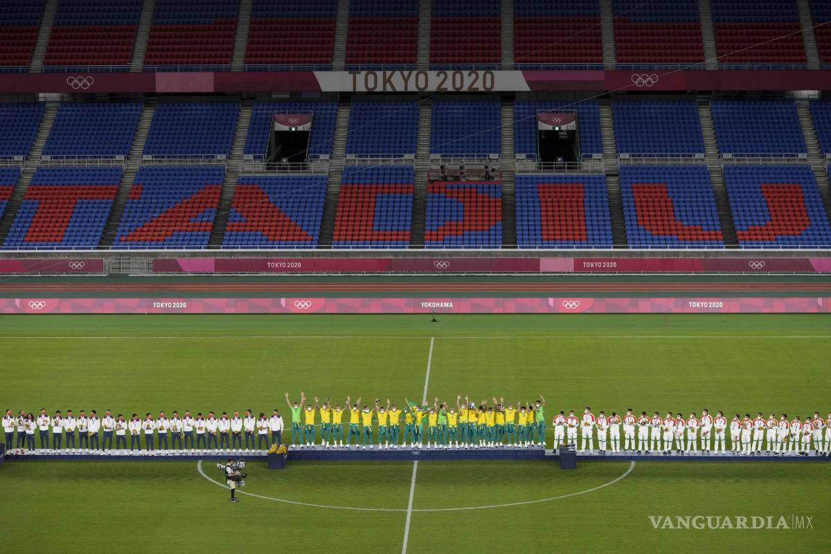 $!De izquierda a derecha, jugadores de España, Brasil y México posan en el podio después de la final de fútbol masculino.