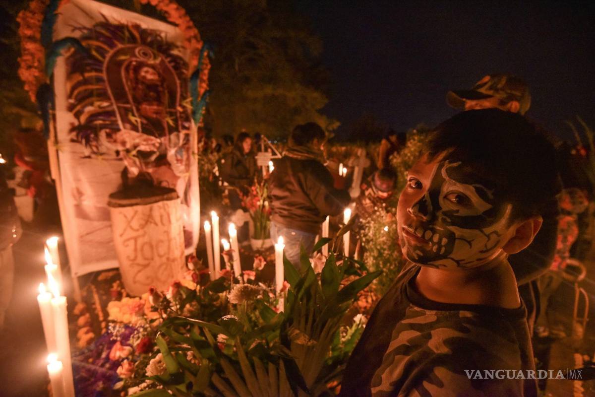 $!Cientos de personas acuden a los panteones del Valle de Toluca que se iluminaron al llevarse a cabo la velación por el Día de Muertos, arreglan sus tumbas con flores y velas, algunos llevan música para sus muertos. Cuartoscuro/Crisanta Espinosa