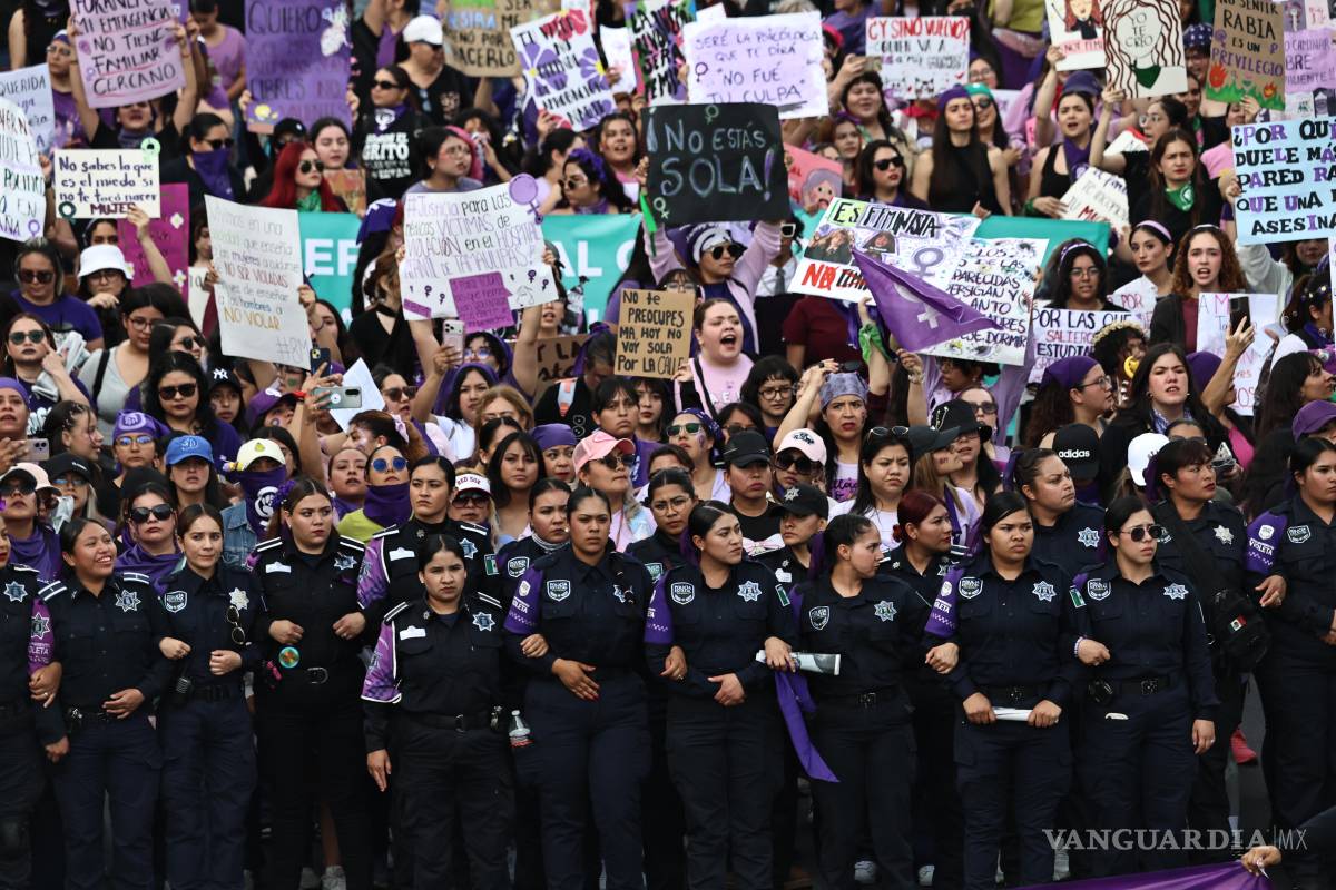 $!Mujeres policías formaron una barrera para delimitar los bloques separatista e interseccional transincluyente durante la movilización realizada el pasado domingo.