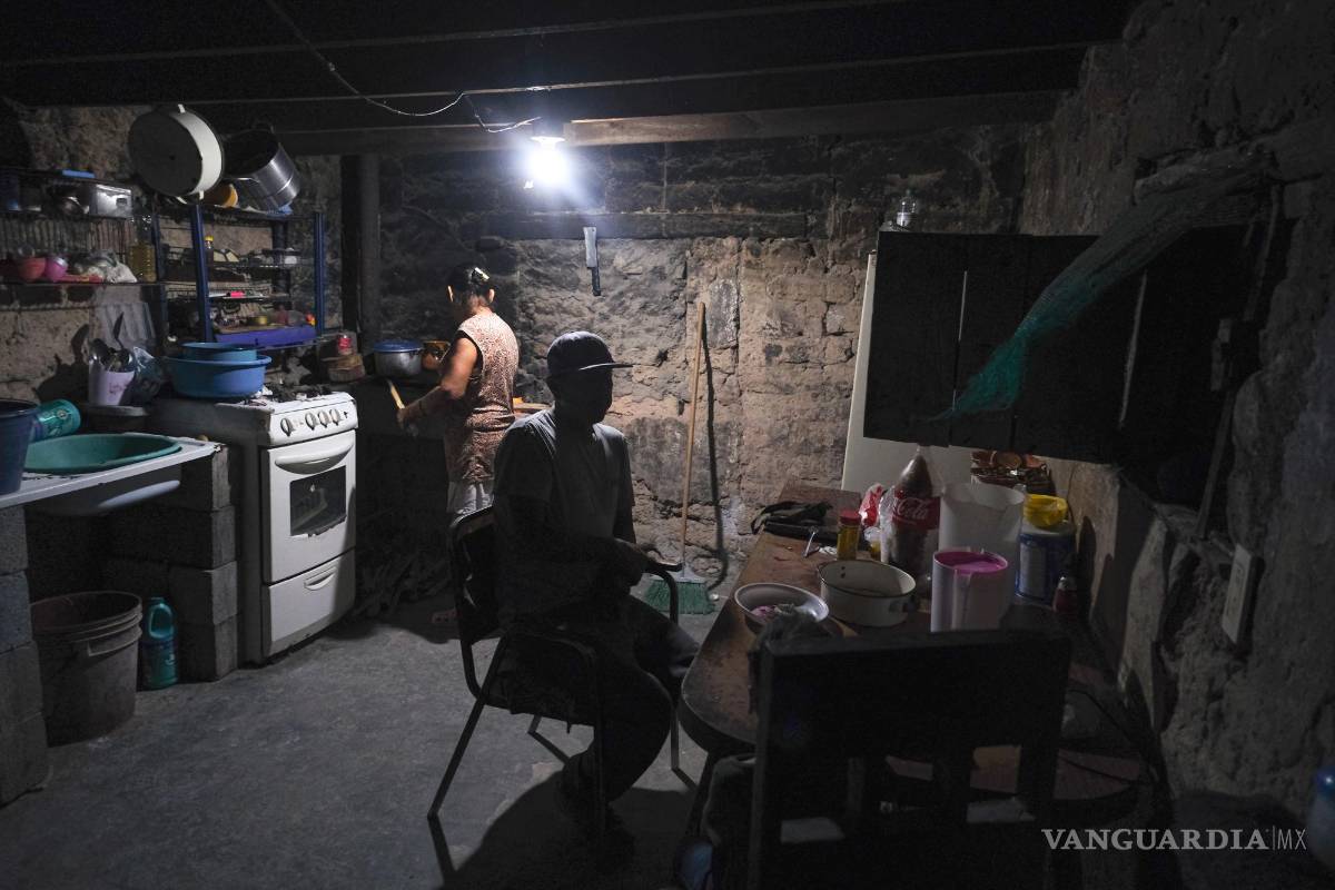 $!Las calles del ejido siguen a oscuras cuando llega la noche, pero al menos las viviendas ya cuentan con luz.