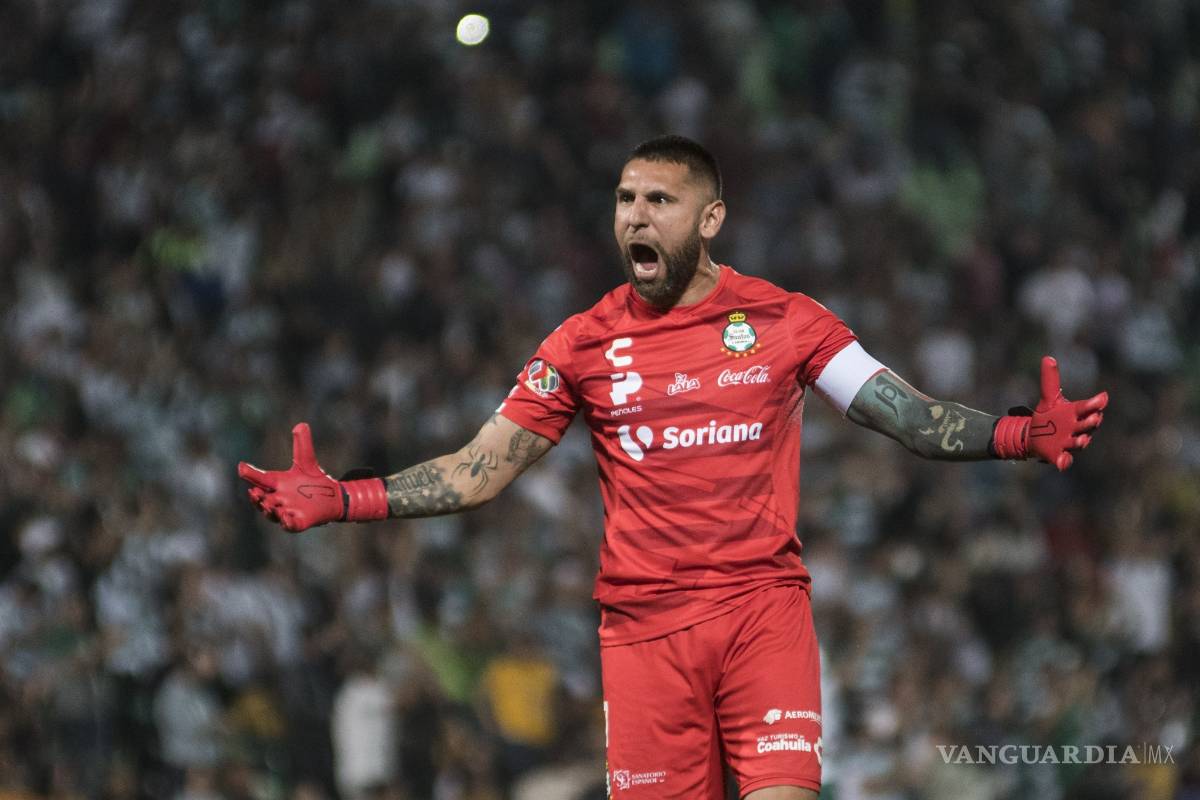 Jonathan Orozco explota contra el arbitraje por agresión de Nahuel Guzmán