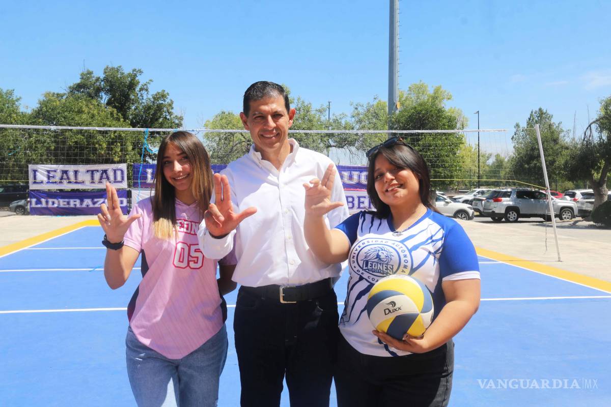 $!Octavio Pimentel Martínez realizó el saque inaugural de la cancha de voleibol de la FCEyH.