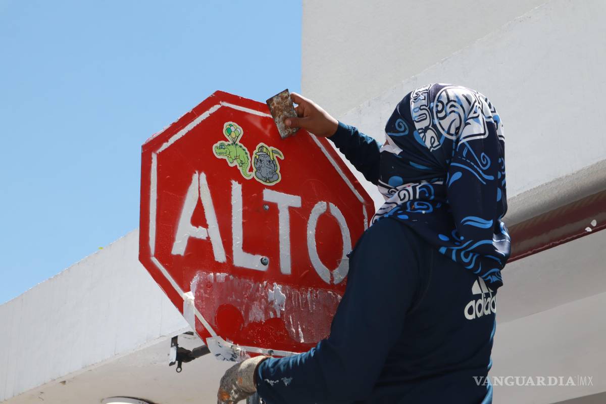 $!IMMUS desvandalizó señalética vial en el Centro de Saltillo para garantizar su visibilidad y eficacia.