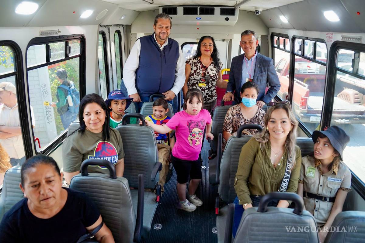 $!El alcalde Tomás Gutiérrez Merino entregó la unidad adaptada a niñas y niños del CAM No. 11 como parte de la celebración del Día del Niño.