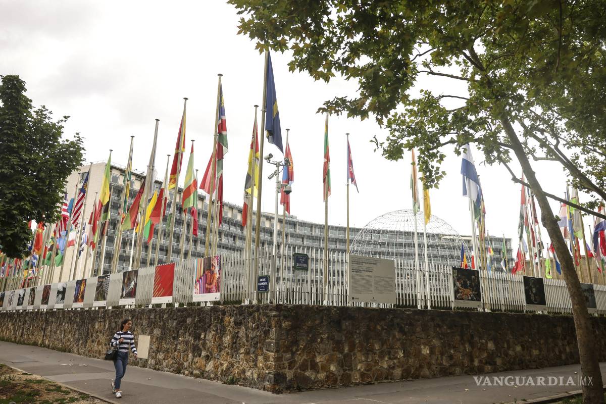 $!Una mujer camina frente a la sede de la UNESCO en París.