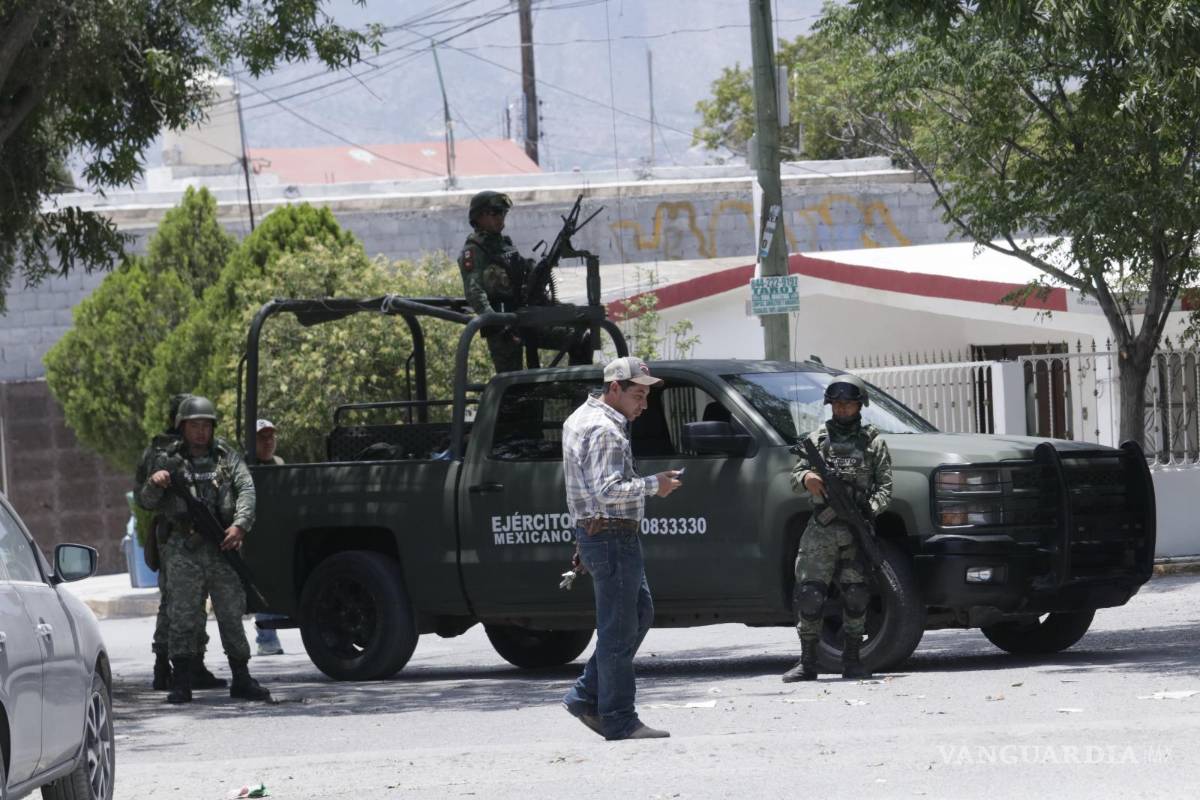 $!Personal de la Secretaría de la Defensa Nacional resguarda el Comité Municipal Electoral en Arteaga ante la tensión y las denuncias de irregularidades.