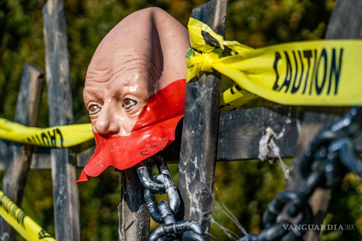 $!Coloca cadenas falsas alrededor de puertas, ventanas o por el suelo para simular que la casa está encerrada o habitada por algo que no debería ser liberado.