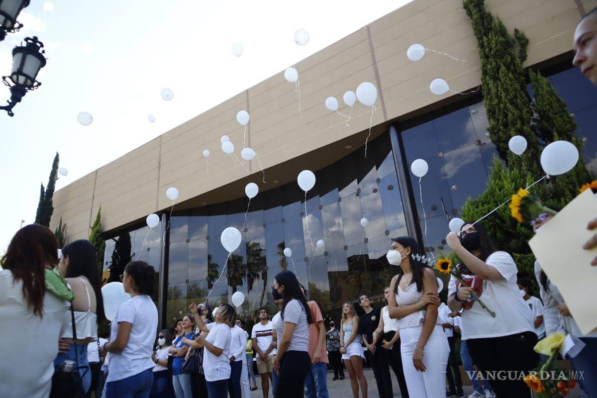$!Los alumnos Ana Karen Lindsey y Diego Calvert cantaron una canción a Fer Iván, y luego todos los asistentes soltaron globos blancos que se elevaron al cielo.