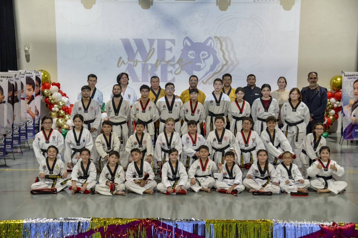 19 jóvenes taekwondoínes de la Academia Continental recibieron su promoción a cinta negra