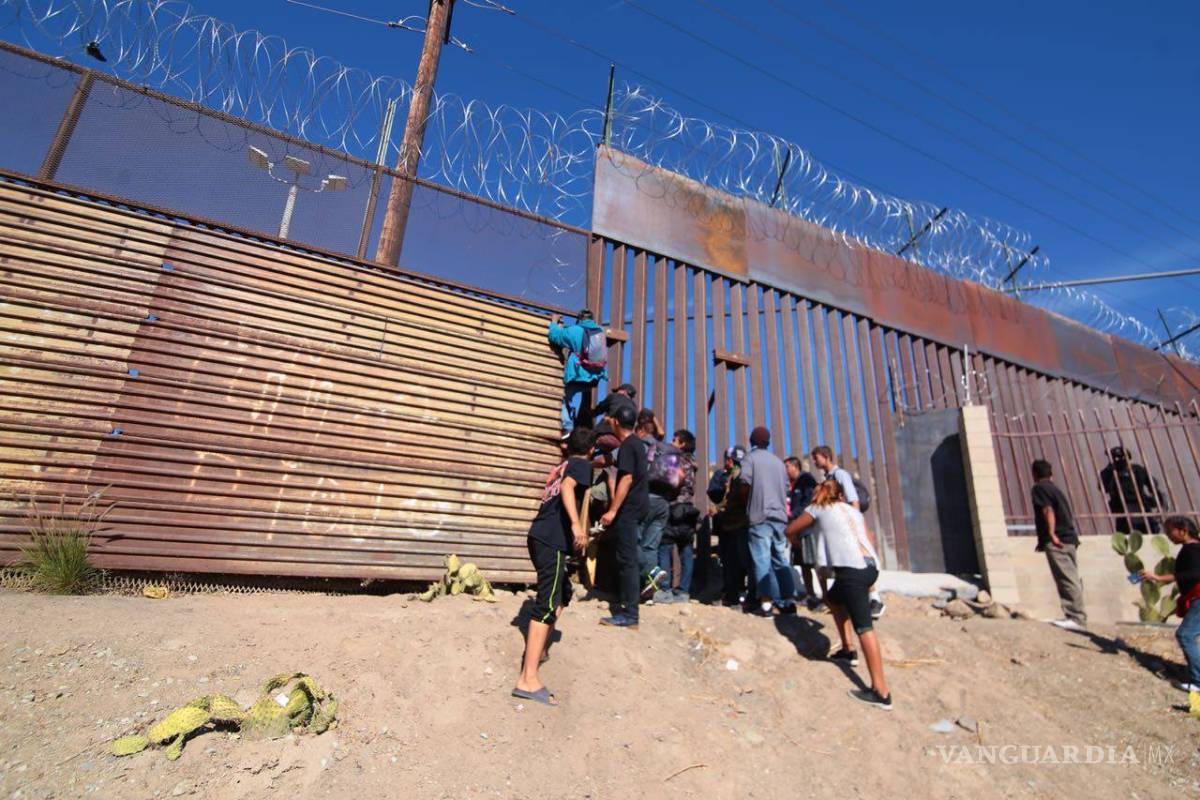 $!Estalla violencia en cruce Tijuana-San Diego; agentes de EU lanzan gas lacrimógeno a migrantes