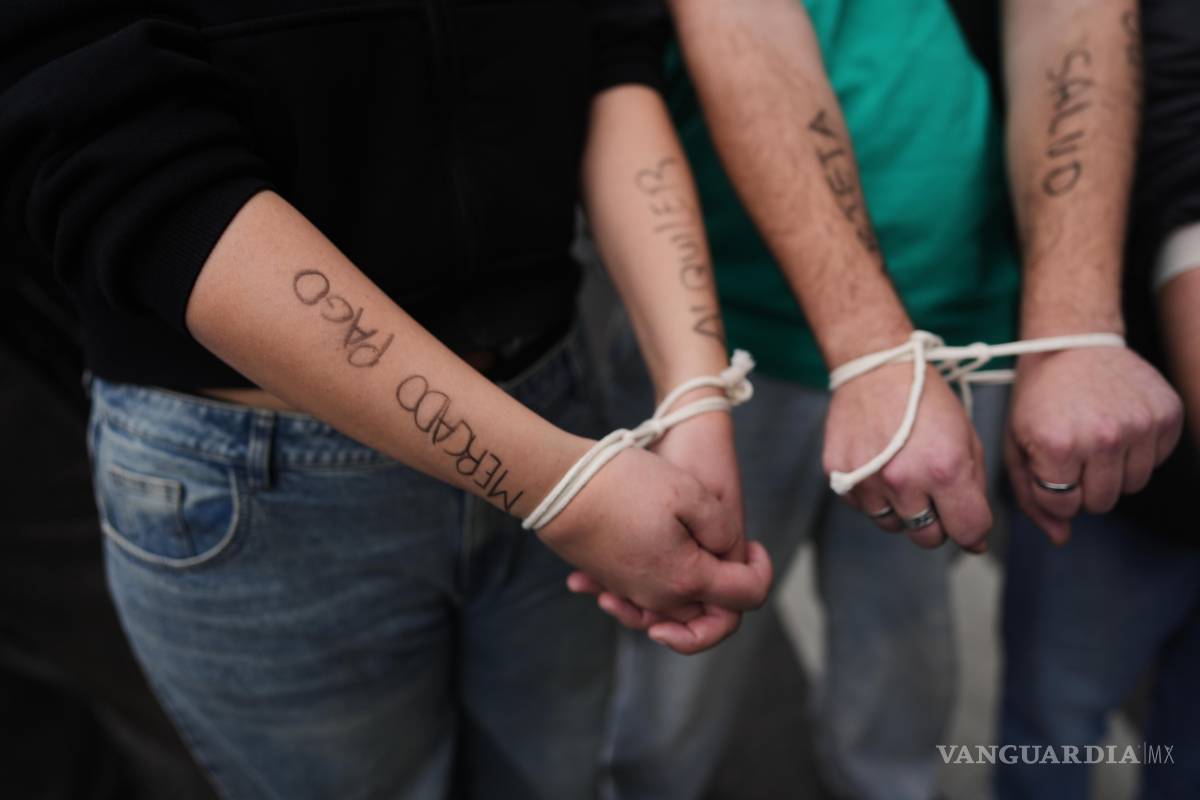 $!Manifestantes protestan con las manos atadas frente al Ministerio de Economía, exigiendo medidas gubernamentales ante la crisis de endeudamiento de los hogares en Buenos Aires, Argentina, el jueves 20 de agosto de 2026.