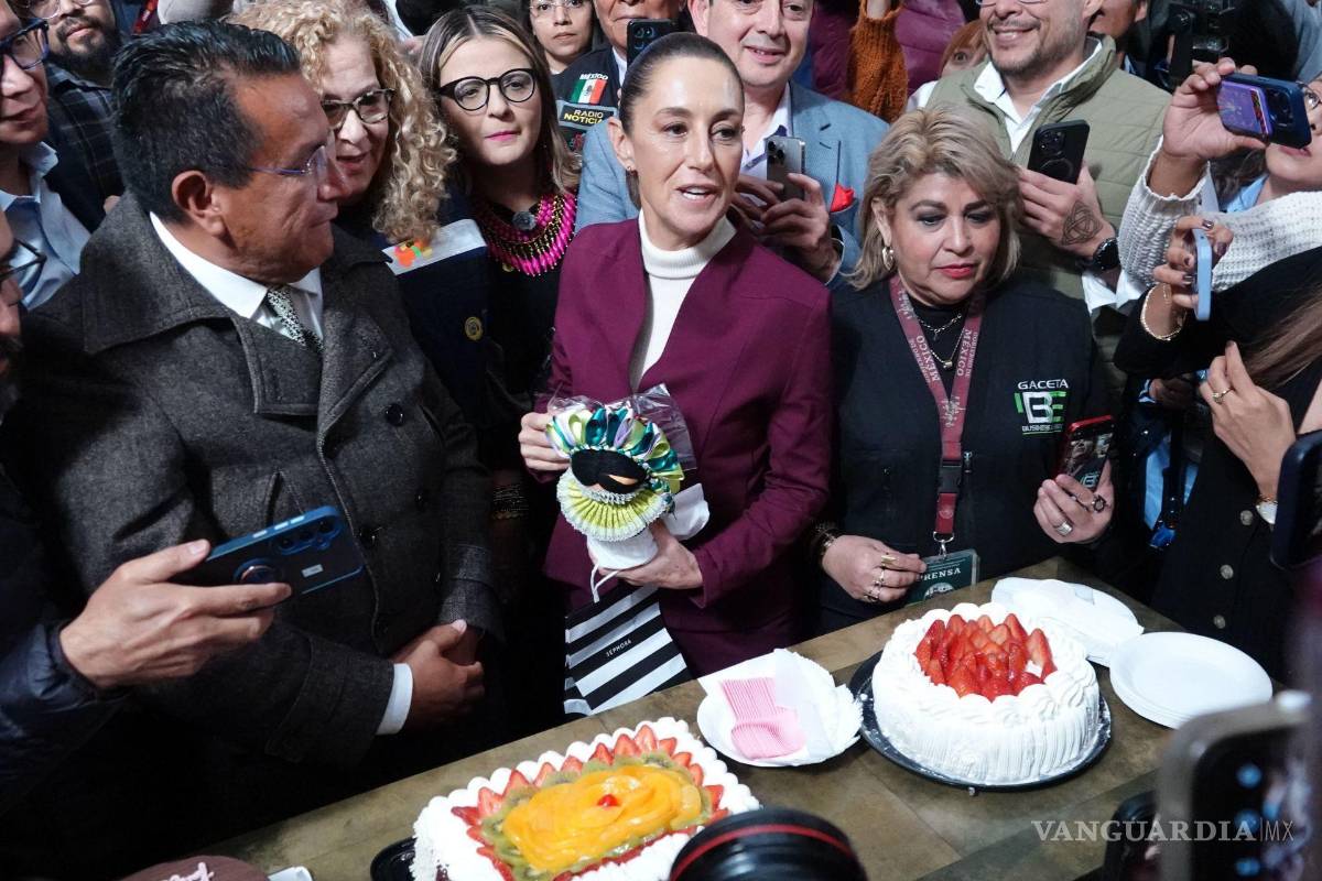 $!Al término de la conferencia matutina, la presidenta Claudia Sheinbaum Pardo partió y compartió su pastel de cumpleaños 63 con las y los representantes de la prensa.
