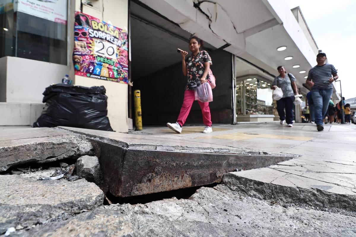 $!El estado de las banquetas en el centro de Saltillo limita el ejercicio del derecho a la movilidad de personas peatonas, particularmente personas con discapacidad.